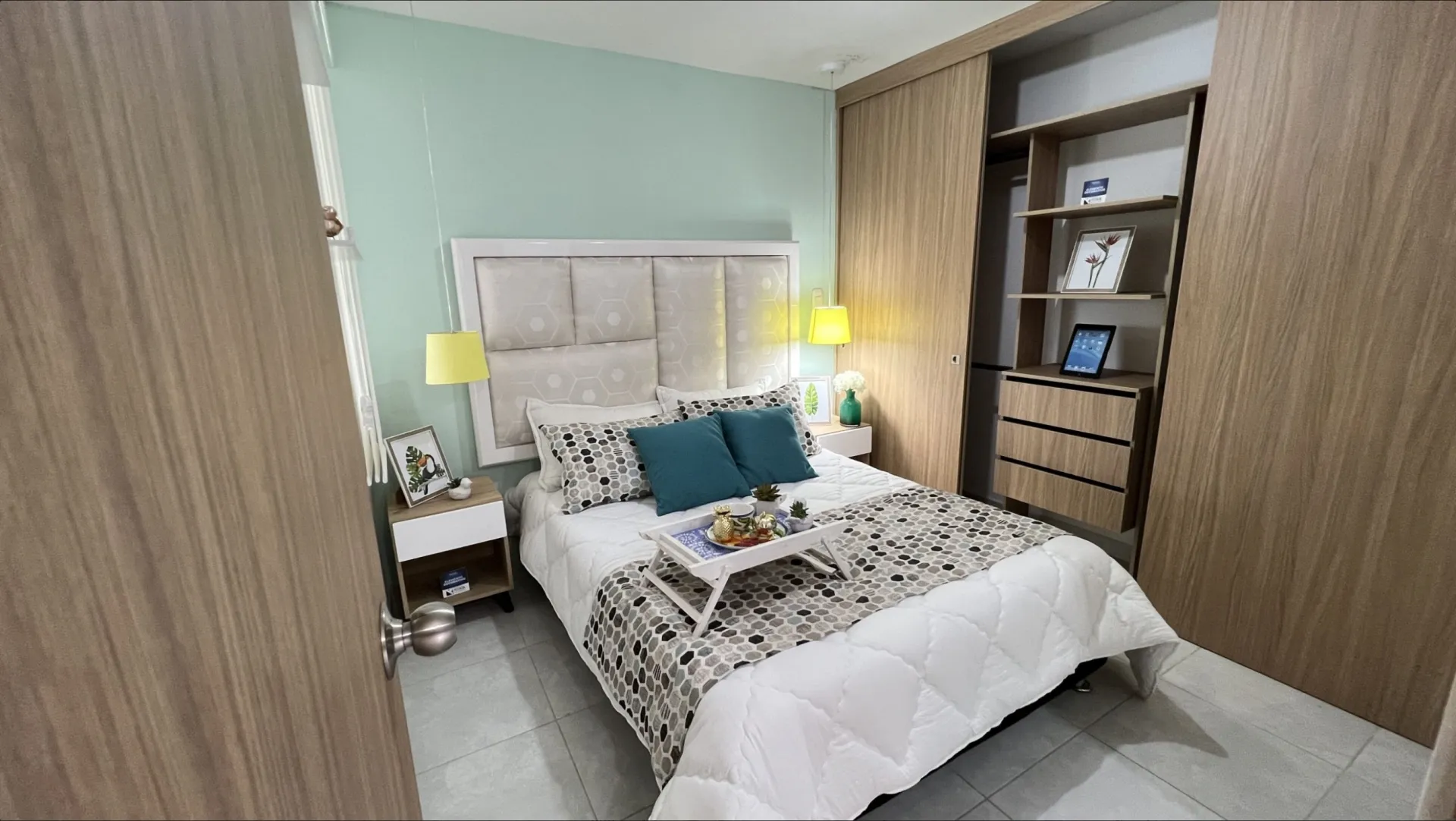 Alcoba principal del apartamento modelo de San Juan de la Cuesta con cama doble, clóset amplio y pared en tono aqua