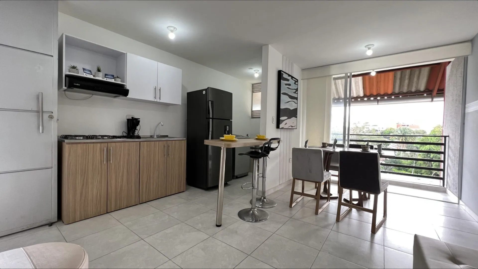 Cocina integrada del apartamento modelo de San Juan de la Cuesta con barra, electrodomésticos y comedor